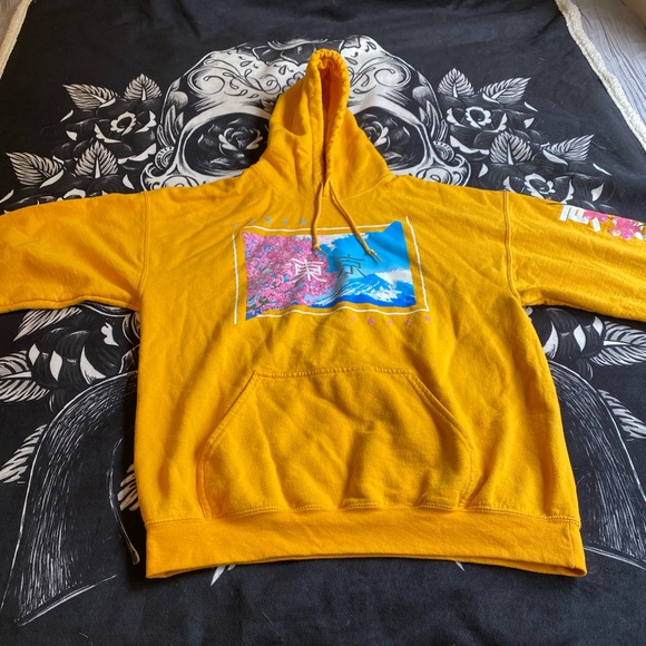 Gildan Tops - Yellow hoodie